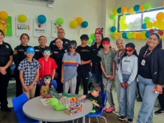 Bomberos celebran el Día del Niño junto a pequeños de la clínica Shriners Children’s