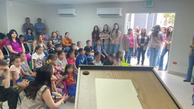 Disfrutan Día de la Niñez con regalos y golosinas actividad “Huellas que transforman” del CEJUM