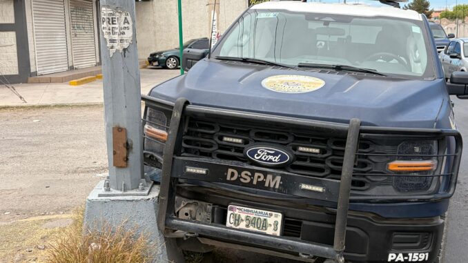 Patrulla municipal choca contra poste en Chihuahua 2000 y bloquea carril