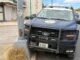 Patrulla municipal choca contra poste en Chihuahua 2000 y bloquea carril