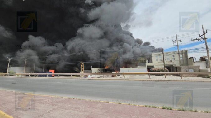 Se incendia recicladora de plásticos en colonia Primero de Mayo; densa humareda alarma a la ciudad