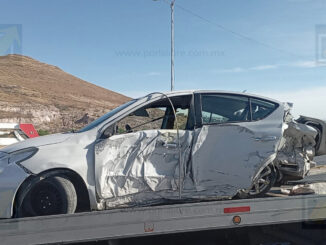 Vuelca a exceso de velocidad en periférico R. Almada; dos heridos